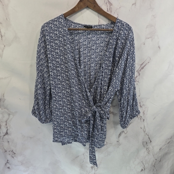 Talbots Shirt Womens Medium Blue White Wrap Printed Blouse Tie Navy 3/4 Sleeve - Picture 1 of 11
